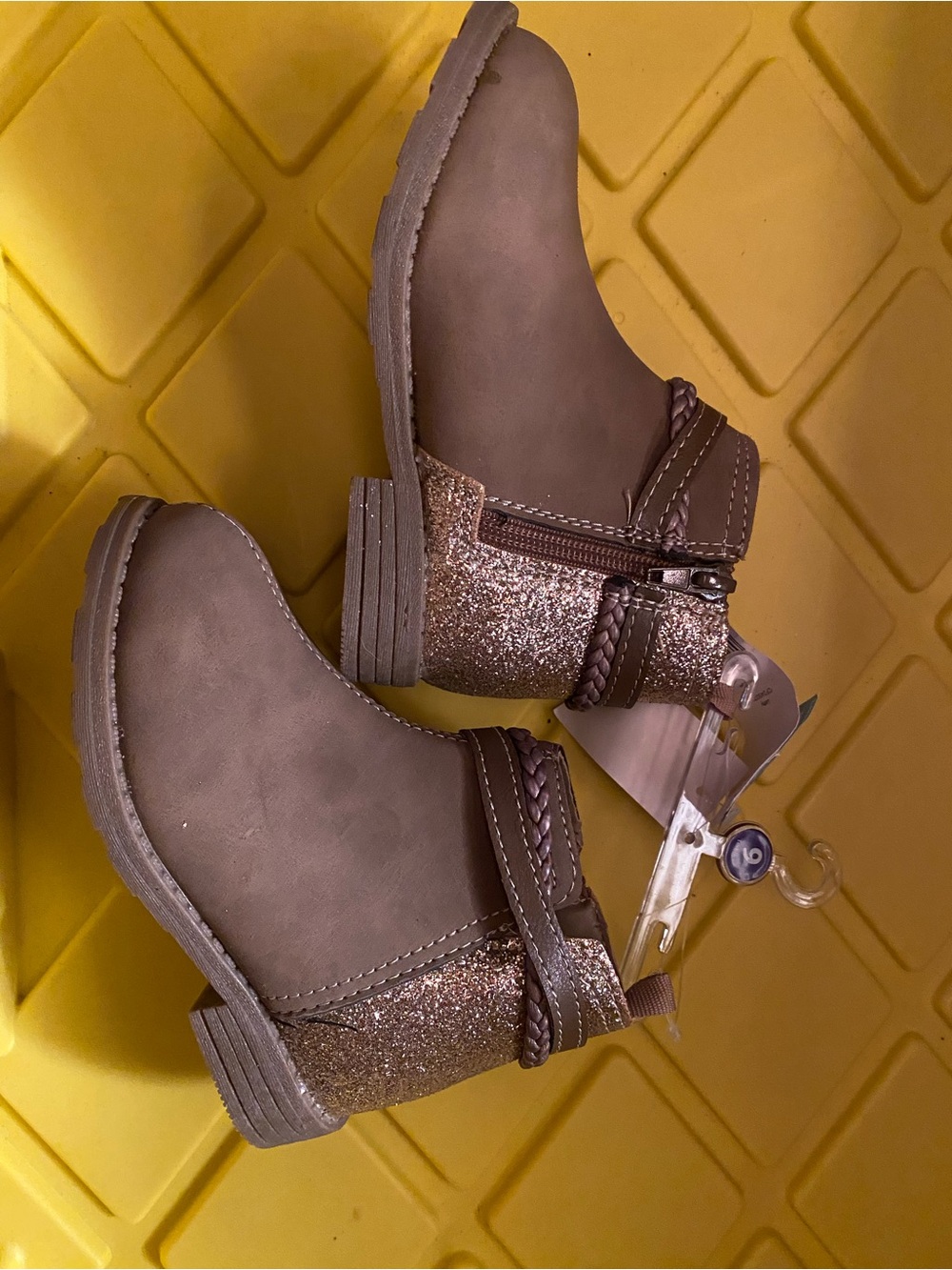 Carter’s girls size 9 boots new with tags retails 35(m)